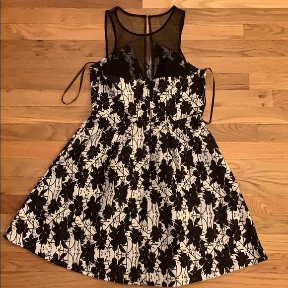 NWT BCBG dress size 4. Never worn!!! - Picture 4 of 4